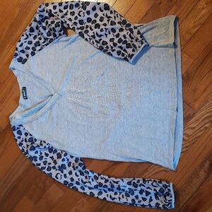 WOMENS LONG SLEEVE SKULL SHIRT, NWOT, SIZE SMALL...FITS VERY BIG